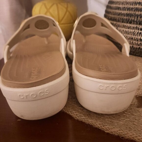 Womens Crocs Sanrah Hammered Gold Disk Embellished Wedge Sandals Sz 8 MSRP - Picture 7 of 8